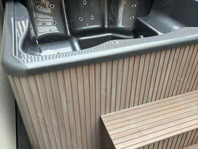 Quadratischer Hot Tub mit Liegesitz 220 cm 1