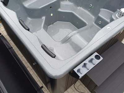 Quadratischer Hot Tub mit Liegesitz 220 cm 6