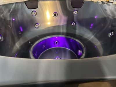 Quadratischer Hot Tub mit Liegesitz 220 cm 17