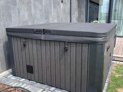 Quadratischer Hot Tub WPC 220 cm 1