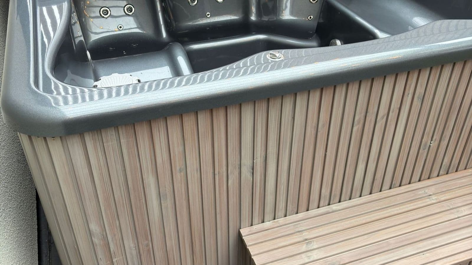 Quadratischer Hot Tub mit Liegesitz 220 cm
